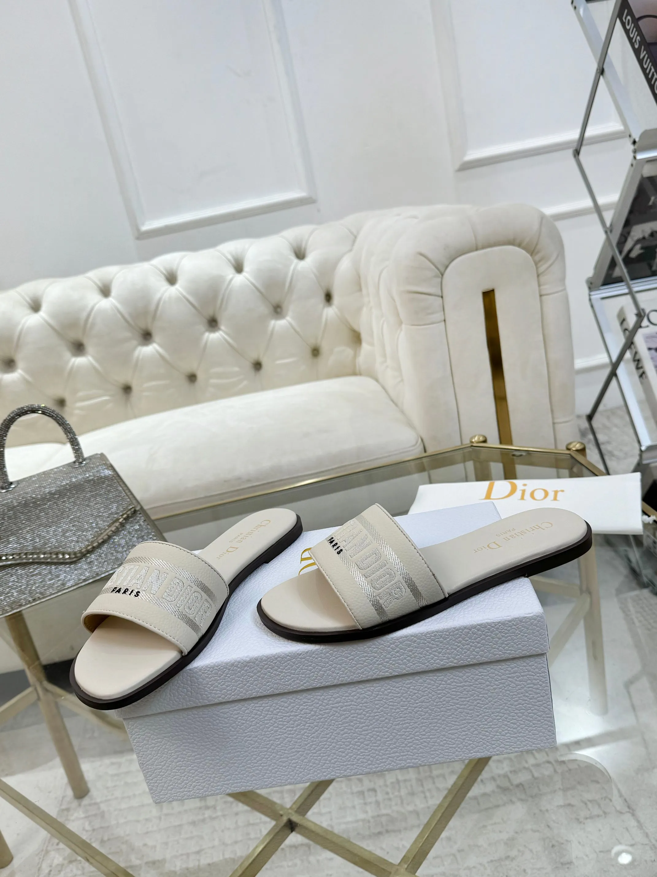 👟👟Ex-factory price 340👟👟 Genuine leather sole +40 Dior new style cowhide surface, sheepskin lining + embroidery process, 5 colors optional, code size 35-42, rubber sole, genuine leather sole +40
